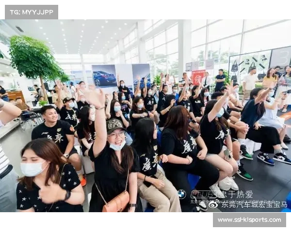 英超俱乐部开放训练日，小球迷与球星互动升温